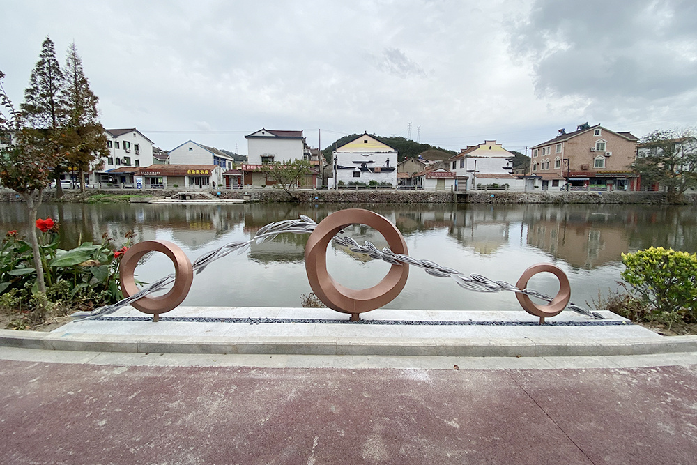 上(shàng)海不鏽鋼圓環魚雕塑